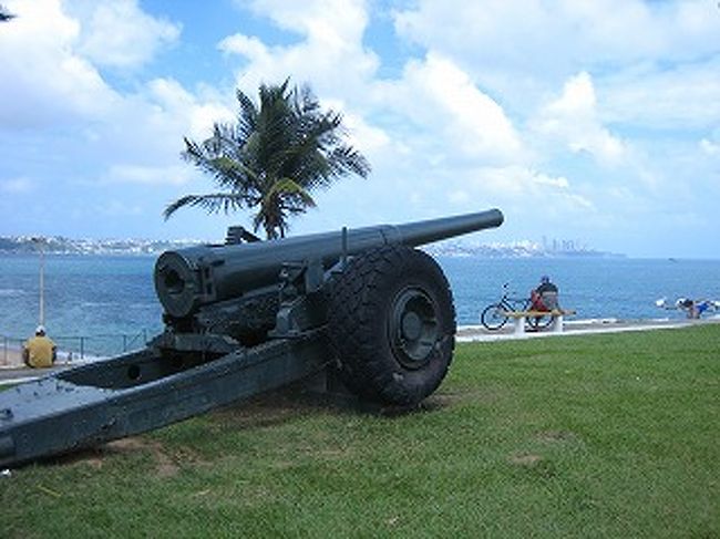 その名残か？海に向けて大砲があります。この先、使わないで欲しいと思います。
