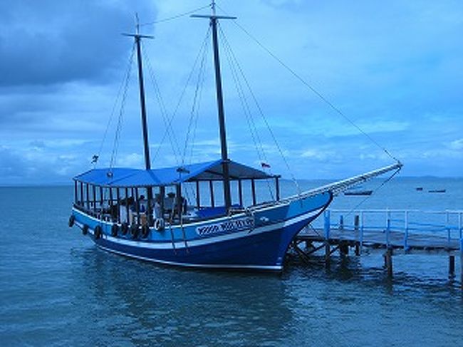 トドス・オス・サントス湾の周遊クルーズに行ってきました。ホテルで申し込むと高いのですが、前日にメルカード・モテロ近くのフェリー乗り場に行き、予約をしました。一人３５ヘアイスでした。ホテルで申し込むとタクシー代込みで１００ヘアイス以上します。