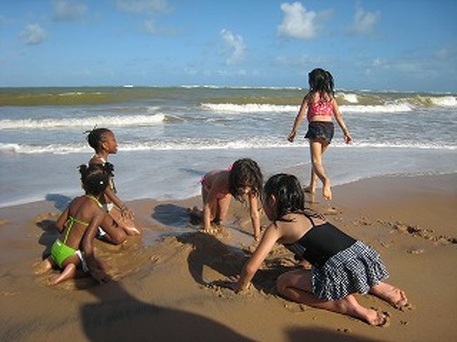 海にて子ども達が国際交流です。観光に来ているアメリカ人とアフリカ人、日本人です。子ども達に言葉の壁はありません。