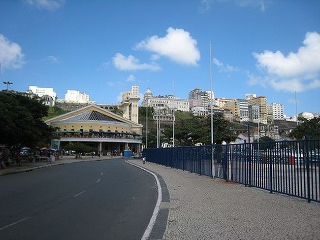 手前はメルカード・モデロたくさんのお土産が売ってあります。リボンはこちらの方が高いです。奥にラセルダ・エレベータがあります。