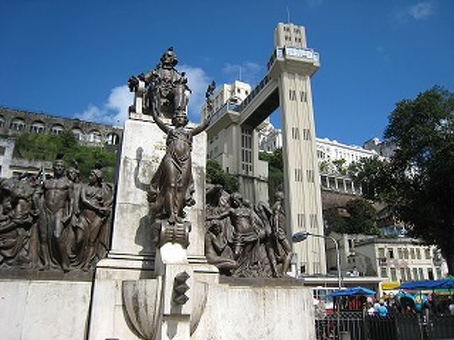 ラセルダ・エレベータです。銅像にはたくさんの鳩？が止まっています。ここにもたくさんの屋台があります。