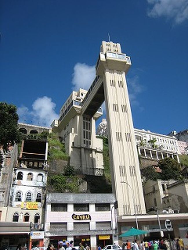 近づいてみるとずいぶん大きなエレベータです。高さは７３ｍだそうです。０，５ヘアイスです