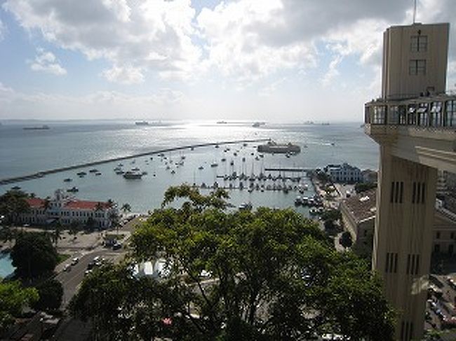 エレベータを上ってトドス・オス・サントス湾を望む光景です。きれいです。