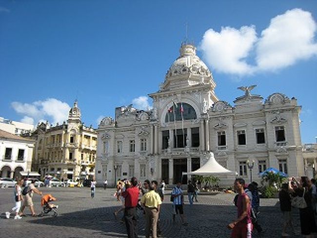 エレベータを上るとトメ・ジ・ソウザ広場にでます。バロック様式のリオ・ブランコ宮殿があります。