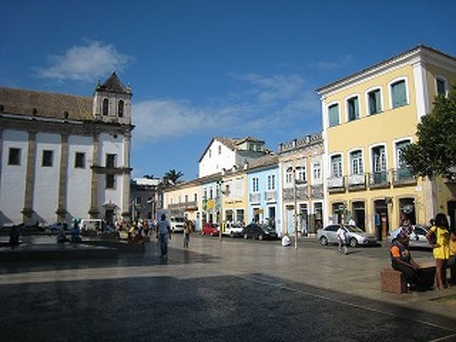 サルバドール旧市街を散策します。石畳にカラフルな壁が何となくマッチしています。