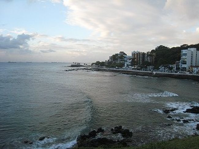 これはホテルからの写真です。岬の先がバーハ要塞です。