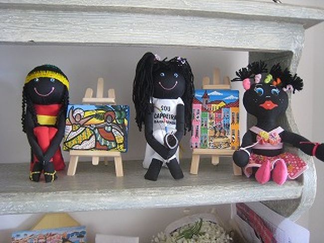 メルカードモデロで買ったお土産です。妻が知らないうちに３体の人形を買っていました。体長３０ｃｍぐらいです。真ん中の絵は５ヘアイスぐらいです。人形の値段は定かではありません。教えてくれません。