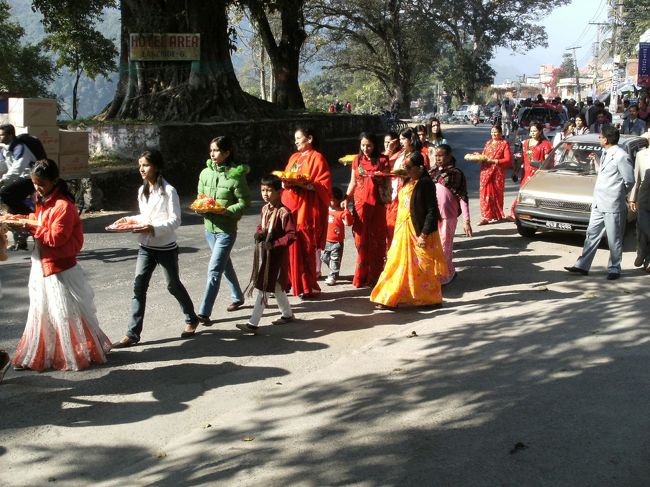 <br />　かなり大勢のグループが列をなしてレイクサイドの目抜き通りをパレードしている・・・<br /><br />　なんやろうな？