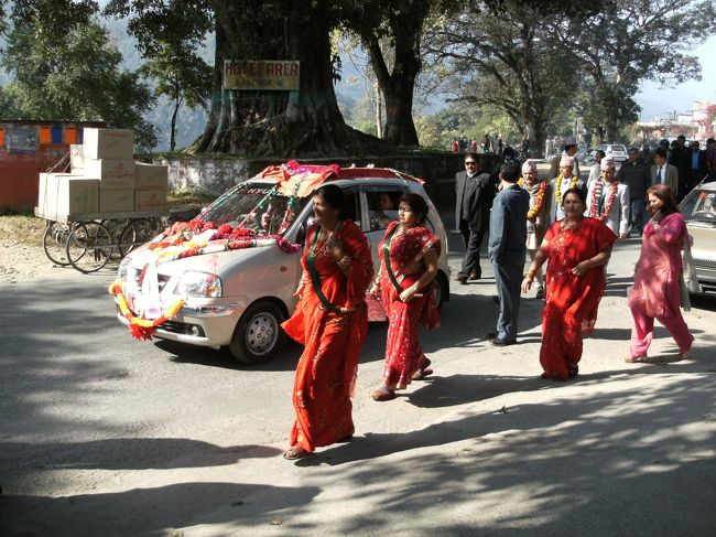 <br />　パレードを見ていたら、どうやら結婚を祝う行列だとわかった。<br /><br />　これから街中の寺院まで行くのだ・・<br /><br />　親戚の者や仲間たちに祝福されて、飾り付けられた車の中に新郎新婦が乗っているのが見えた・・<br /><br />　まあ何とも派手派手、賑やかな歌舞音曲がパレードを盛り立てる・・・