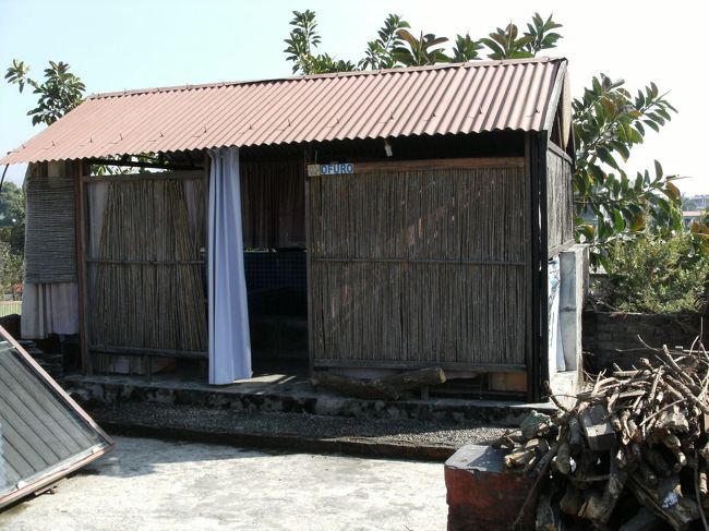 <br />　屋上にはお風呂があるというので行ってみた・・<br /><br />　簡単な建物だが”OFURO”と書いてあった。