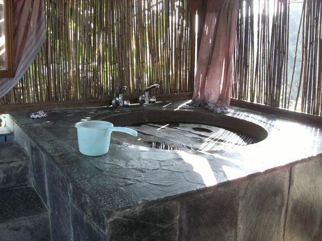 <br />　中を覗くと文字通り”五右衛門風呂”であった・・<br /><br />　どうやらここのオーナーは日本人の風呂好きをよく心得ているようだ・・<br /><br />　アンナプルナを眺めながら五右衛門風呂に入るのもいいものだろう・・・・