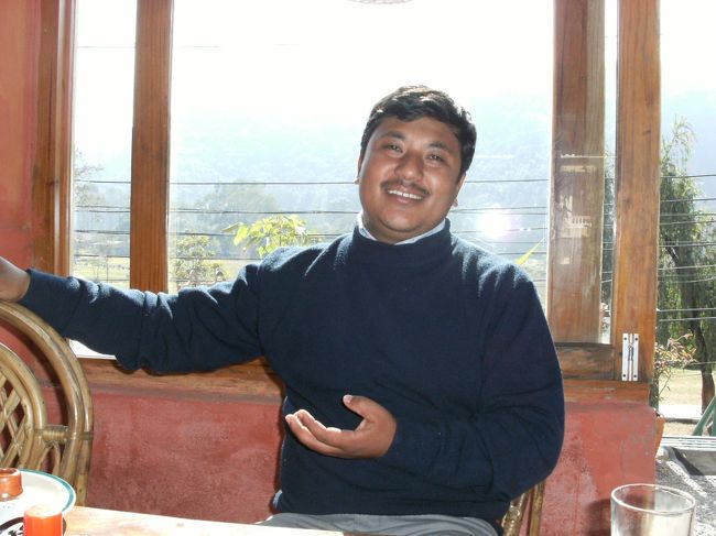 <br />　この方が”ペンション・トゥシタ”のオーナー、ラジェシュ・シェレスタさんです。<br /><br />　ホテル、レストラン、旅行会社、土産物店・・と、事業を拡大されてきた、<br />　大変親日的で祖国ネパールのためにどうすればよいか熱弁をふるっていた・・・<br /><br />