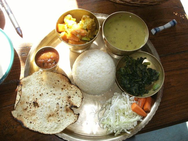 <br />　豪華なダルバート・・<br /><br />　このレストランは日本食が有名なのだが、この日は日本食の料理人がいないので残念・・<br /><br />　ペンション・トゥシタの食材は、有機栽培からとれる野菜を使用しているというこだわりがある。<br /><br />　