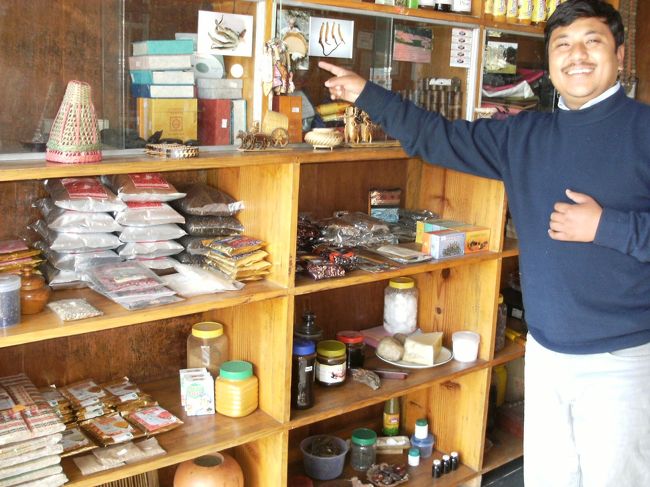 <br />　トゥシタが経営する土産物店で・・・<br /><br />　かなり品数が豊富である。もちろん自然食品が多い・・<br /><br />