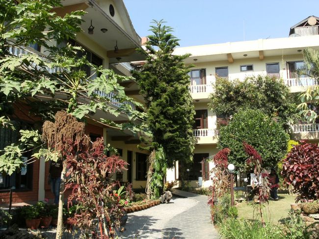 <br />　ペンション・トゥシタの全景・・・<br /><br />　”トゥシタってどういう意味？”、尋ねると<br /><br />　”灯台の下、つまり足元をよく見ることが大事なんだ、灯・ともしびの下だからトゥシタというんだ”と説明された・・・<br /><br />　　ペンション・トゥシタのHPは、<br />  <br />    www.tushitanepal.com<br />