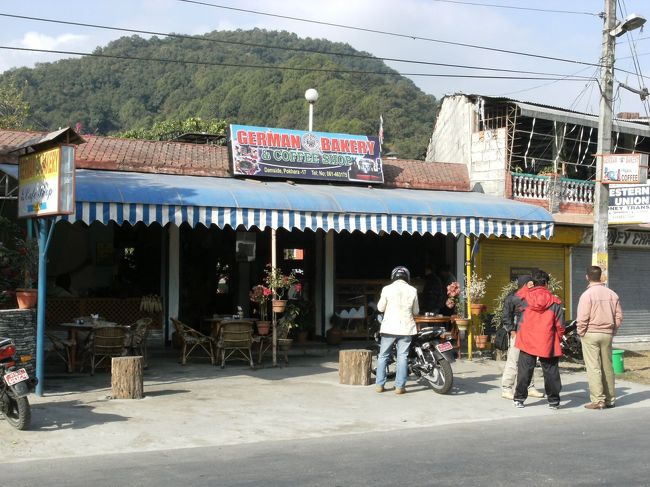 <br />　ポカラ滞在中の食事は、グリーンビューホテルの近くにある”GERMAN　BAKERY、ジャーマン・ベーカリー”というレストランでほとんど毎日食べていた。<br /><br />　ガイドブックに載っていたので行ってみたが、客も多くなかなか人気のある店であった。<br /><br />　朝から晩までオープンしており、停電中でも自家発電で電気がつくし、とにかく安いのがいい。<br /><br />