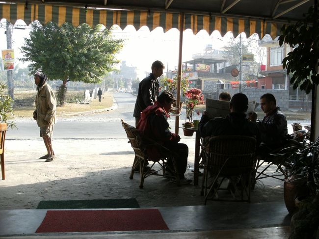 <br />　朝は定食もあるし、中華風のヌードルもある。<br /><br />　毎日通っていると店員とも顔見しになり、ナマステと挨拶するようになった。<br /><br />　日本円で３００円も出せば結構旨いものが食べられる。ここのコーヒーは外人客にも人気があった。<br /><br />