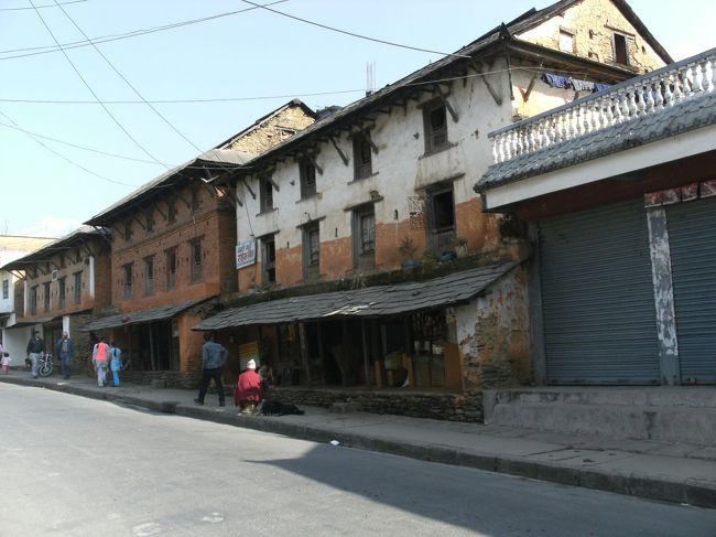 <br />　まず行ったのは、かつて交易で栄えたと言われる”オールドバザール”である。<br /><br />　ダムサイドからオールドバザールまでは少し距離がるのでTAXIで行くことにした。<br /><br />　歩いていると運ちゃんが、”タクシー乗らないか？”というから、”オールドバザールまでいくらや？”というと、”２００ルピーだ”というから、”NO、NO”と断ると、”なんぼならええか？”いうんで、”１００ルピーやな”いうと、渋い顔してるんで、相手にせんと歩いていると、ついてきて、”しゃあないわ、行くわ”いうんですな。<br /><br />　まあタクシーはこういう風にして探すんです。断っても必ず付いてきますわ。<br />　しかし、おつりのいらんように小銭用意しときましょう・・・<br />　