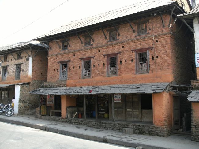 <br />　もちろん建物の中では今でも人が住んで生活しています。