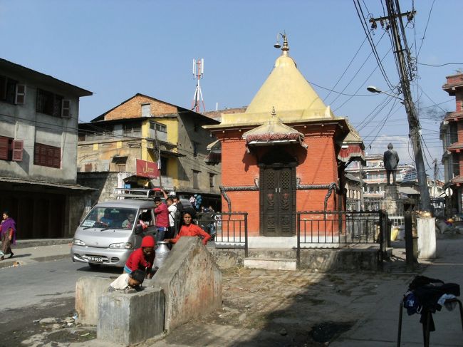 <br />　通りにこのような建物も・・