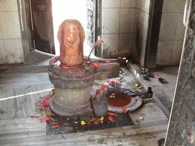 　中に入ってみると・・<br /><br />　男根をイメージしたとか・・<br /><br />　”リンガ”というのだそうだ、サンスクリット語でシンボルという意味があるとか、