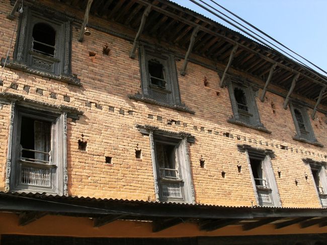 <br />　古い家屋の窓・・ 