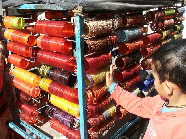 <br />　通りの中でこんな物(腕輪)も売っていた・・