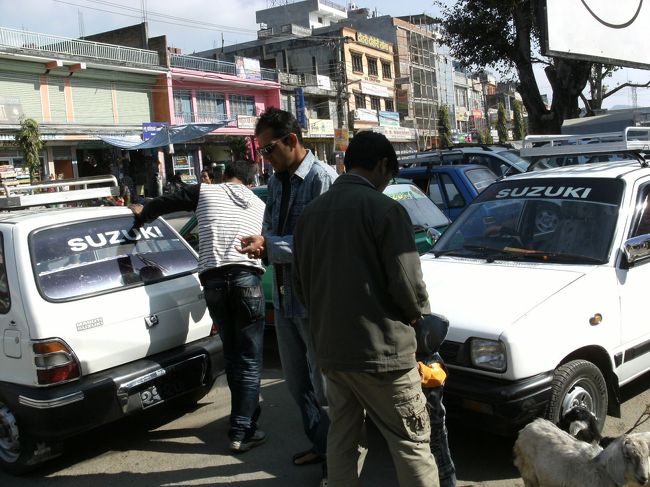 <br />　客待ちのタクシー、SUZUKIと書いてある。軽自動車くらいの大きさでかなり走行距離が長い、<br /><br />　日本では絶対に車検が通らない代物だ！