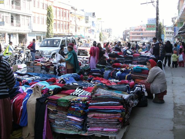 <br />　道いっぱいに広がった露天商・・