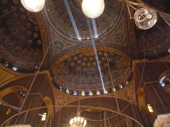 2008/12/12（金）<br /><br />旅の最終日。ゆっくり朝食をとってからタクシーでシタデルへ。ムハンマド・アリ・モスクの内部はとても綺麗でした。<br /><br />（写真：ムハンマド・アリ・モスクの内部）<br />
