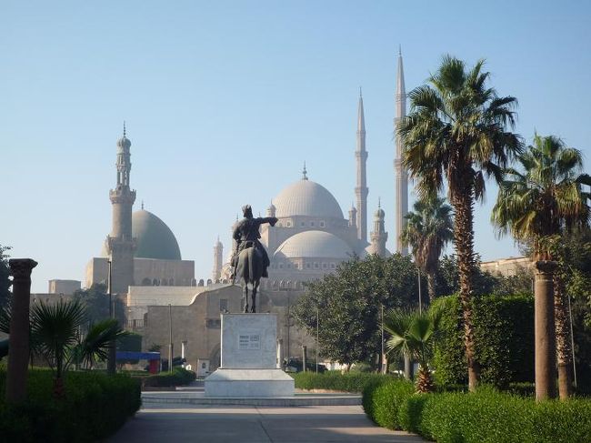 その後、軍事博物館へ行きましたが、観光客があまり来ないらしく、私達が行くと入り口でたむろしていた係員達が驚いて、蜘蛛の巣をちらすように各自の持ち場へ消えてゆきました。見学の間他の来館者に出会う事は全くなかったので、寂しくというか、心静かにというかエジプト軍の武器や軍服を眺めました。その後、歩いてハーンハリーリへ。チャイを飲みながら新聞を読んでいるおじさんや道路を掃除しているおじさんを見ながら、かなり歩いて到着しました。<br /><br />（写真：軍事博物館からの景観）<br />