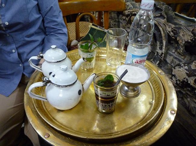 疲れていたのでまずお茶が飲みたくて、ぜひ行きたかったカイロで一番古いと言われているカフェ“El Fishawayに行きました。内部装飾が凝っていて歴史を感じさせます。ゆったりした気持ちで、葉っぱ入りのミントティーを飲みました。エジプト滞在中に何度かチャイを飲みましたが、ここのものが一番美味しかったです。<br /><br />（写真：El Fishaway）<br />