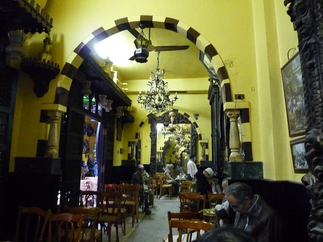 隣に座っていたチュニジア人に薦められて、主人が水タバコを初体験。女性もOKと言うので私も吸ってみました。初心者はアップルフレバーがおすすめだそうです。あとでその隣人が自分の吸っていたタバコの葉を私達のパイプにのせてくれました。水タバコで盛り上がっていたら、少年が石で彫ったスカラベのブレスレットを売りに来たので買いました。祝日に一生懸命働いている少年を見ると、おじさんおばさん世代は買わずにはいられません。エジプトでは、このように働く少年を多く見かけました。ステキなカフェ、一期一会の外国人旅行者、水タバコ、働く少年、すべてがカイロの思い出となりました。<br /><br />（写真：El Fishawayのミントティー）<br />