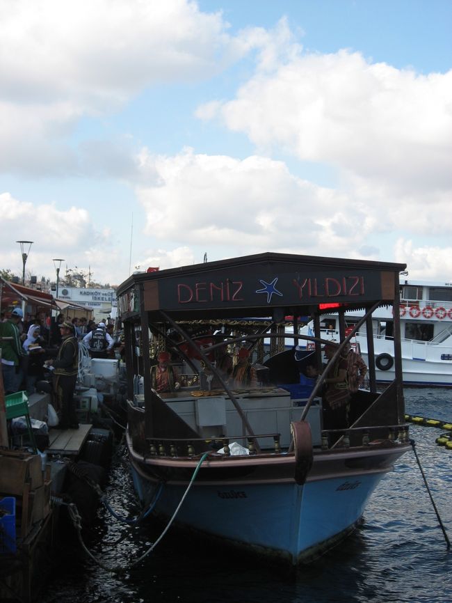 ☆サバサンド<br />船で売ってるサバサンドが一番美味しいという<br />現地の人の話を信じて食べに来ました。