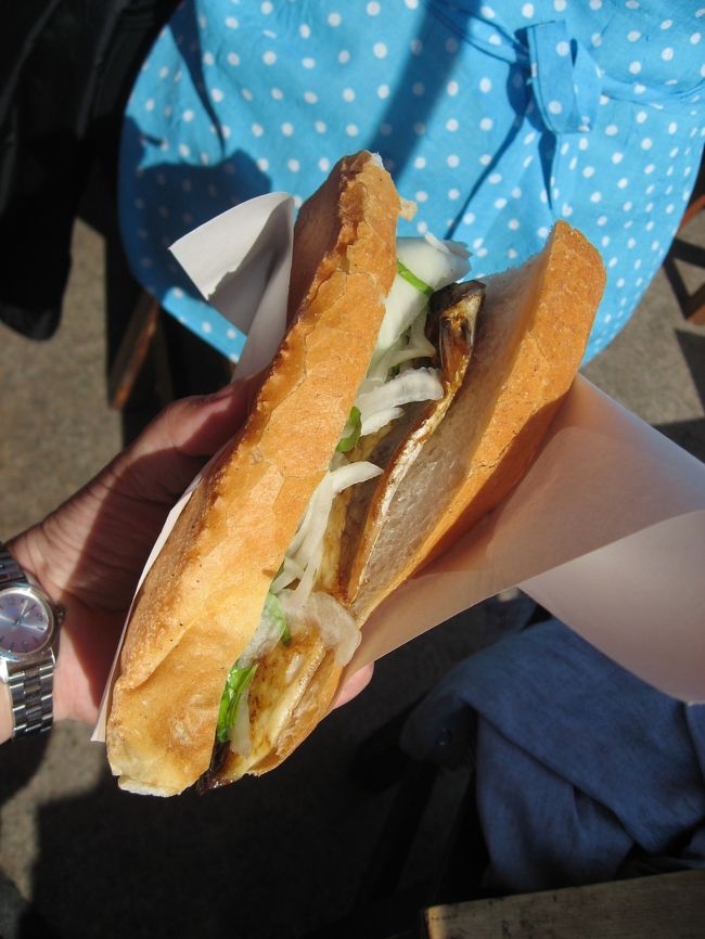 じゃじゃ〜ん<br />待ちにまったサバサンド<br />オニオンとレモン汁と粗塩のバランスが最高☆<br />これだけを食べにまたトルコに来てもいいと思えた<br />最高傑作！！<br /><br />わたしは断然ケバブよりサバサンド！！<br />４リラ