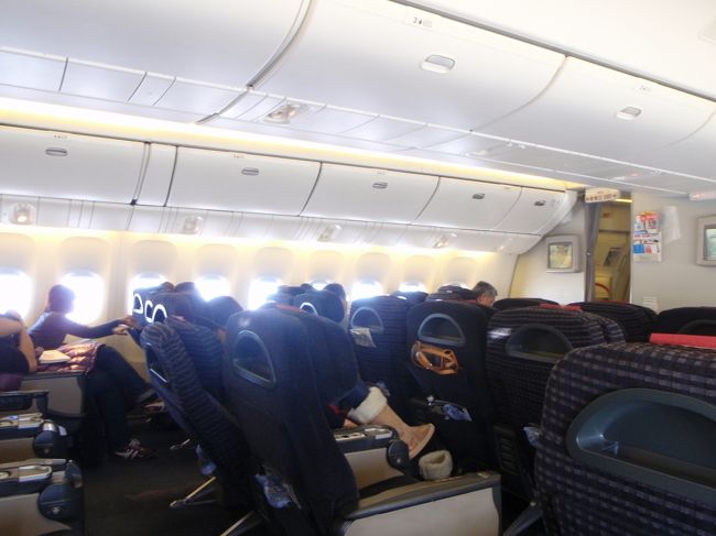 行きの機材がどうやら国際線機材のようだったので<br />ビジネスシートを使える事を期待して<br />クラスＪにしてみました。<br />案の定ビジネスシートで、超広々でした♪<br />ラッキーな事に隣は空席…（なんと帰りも！）
