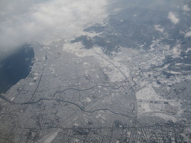 青森市の上空から。し、白い…。<br /><br />昨年は青森付近を飛行中かなりの降雪で<br />揺れがひどく怖かった記憶がありましたが<br />今年は全く揺れませんでした。