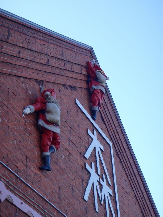 今年もサンタさん達は金森倉庫の壁をよじ登っていました。<br />そういえば煙突ついていたっけかなぁ（笑）