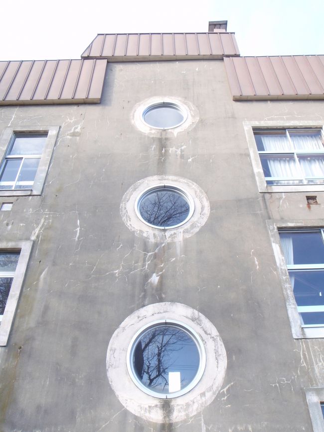 弥生小学校の丸窓