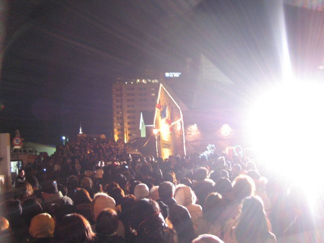 点灯者の入場。<br />本日はロシア人の家族でした。<br /><br />日曜なので凄い人出です。