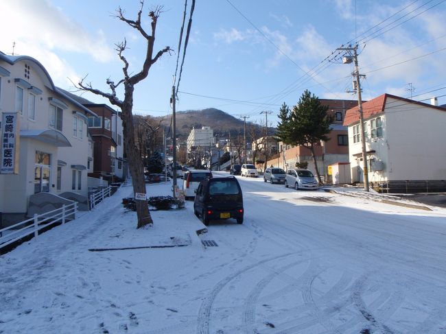 夜の内に結構雪が降ったようです。<br />こんなに雪が積もっている坂は<br />函館では珍しい…　だって…