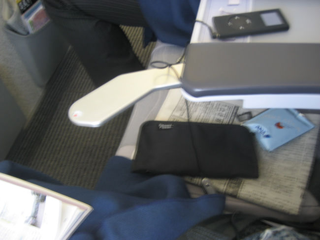 今は泣き、Premium Economy Asia。<br />座席は、1Aを確保しました。<br /><br />PremiumEconomyAsiaは、3人掛けの中央がテーブルになっております。