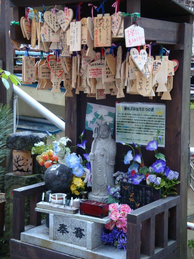 部屋に、荷物を置き、おば様方はほっておき、いざ、プリン巡りへ=3=3=3<br /><br />プリンの台紙は、さっき行った道の駅で確保済!<br /><br />散策と共に、プリンを食べる事に。。。<br />６時までには帰ってこなくては・・・急げーーー<br /><br />タッタカタッタッターーーー