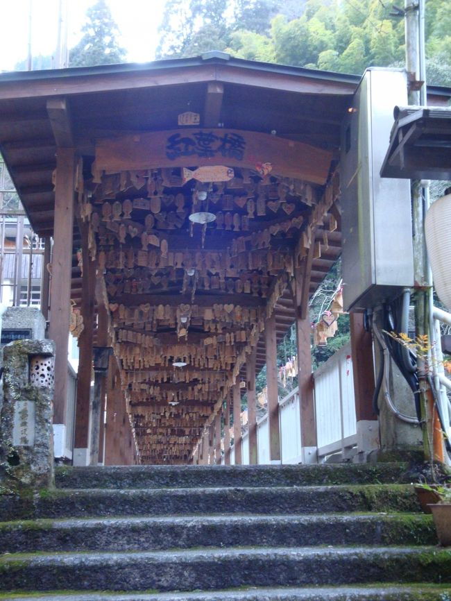 絵馬をくくる橋<br /><br />・・・たくさん吊るされています。。。