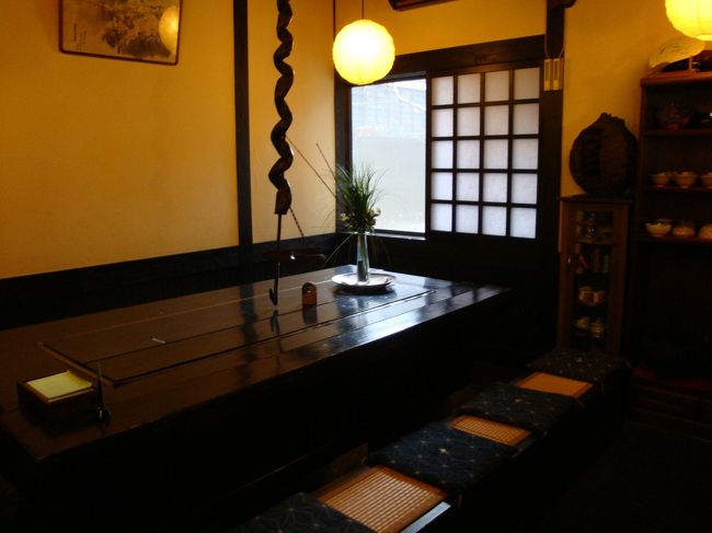 「こんにちは〜」と入ると、何やら撮影中。。。<br /><br />雑誌の撮影中らしく、お店の人に「プリンを食べたいのですが・・」と伺うと、ケースに入った８種類ほど、普通のから、季節限定のフルーツ、バレンタインが近いからチョコなどのプリンの説明され迷う・・・<br />「お薦めは？」と聞くが、台紙に載っている、チーズプリンか、季節のフルーツのプリンを勧められ、台紙を見て来たので、「チーズプリン」を注文！<br /><br />撮影中なので、奥の部屋へと通された。。。