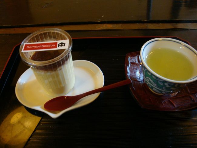 米屋別荘さんのプリンはテイクアウトできるらしく、ﾌﾟﾗｽﾃｯｸｹｰｽに入ってる。。<br />台紙の写真には、ハート型のｺｰﾋｰｶｯﾌﾟに入っているのに。。<br /><br />お茶と共に、プリンが・・・