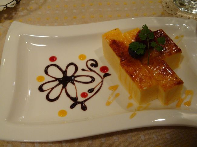 「カタラーナ」<br /><br />冷凍プリンブリュレみたいな。。。<br /><br />フォークが付いてきたけど、プリンが凍っていて硬くて。。。冷た〜い<br />でも、上の焦げ目は、飴？がパリパリで・・<br /><br />チョコで絵がかかれているのを少しずつプリンにつけて食べるとまた、味が変わって美味しい<br /><br />ぷくぷくのカタラーナ　４００円也