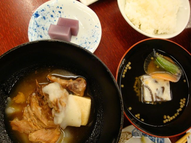 お吸い物は、きくらげ入りしんじょうに人参の薄切り大根の葉、大根の薄切り、アラレが入っていて面白いし、見た目も綺麗<br /><br />鶏肉のほろほろ煮は、メインだよね。。<br />お箸で直ぐに身が崩れて、骨がポロリと取れてしまう程煮込んである鶏肉に、里芋をトロリとかけてある一品<br /><br />ご飯に、紅芋の羊羹漬物付き<br /><br /><br />お腹がパンパンになりました。。。<br /><br />オバ様達は、お酒を飲み飲み状態になってるので、温泉に入りに行く=3=3<br /><br />誰も居なくて、１人のんびりと入る。。。。<br />蒸し湯があったが、床が抜けそうな入り口と、とても温くて、温泉に浸かるだけにする。。。<br /><br />部屋に戻ると、部屋で飲み会状態・・・<br /><br />お腹がいっぱい過ぎて、プリン食べ巡りには行かず・・・<br /><br /><br />遅くまで、オバ様達の飲み会は続いた。。。<br />