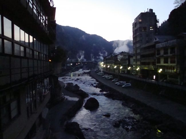 あまり眠れず、朝、６時少し前に温泉へと行き、ゆったりする。。。また、１人だけだった・・・<br /><br />部屋に戻ると、２人は起きていたけど、後は睡眠中。。。<br /><br />暖かくして、また、散策へと出かける。。<br /><br />朝の７時ですが、まだ、少し暗い。。。<br />で、寒い・・・・・