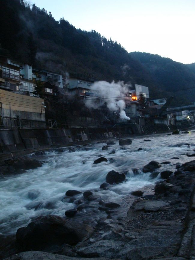 絵馬橋を越え、川沿いを歩く=3=3<br /><br />良い感じの湯煙。。。